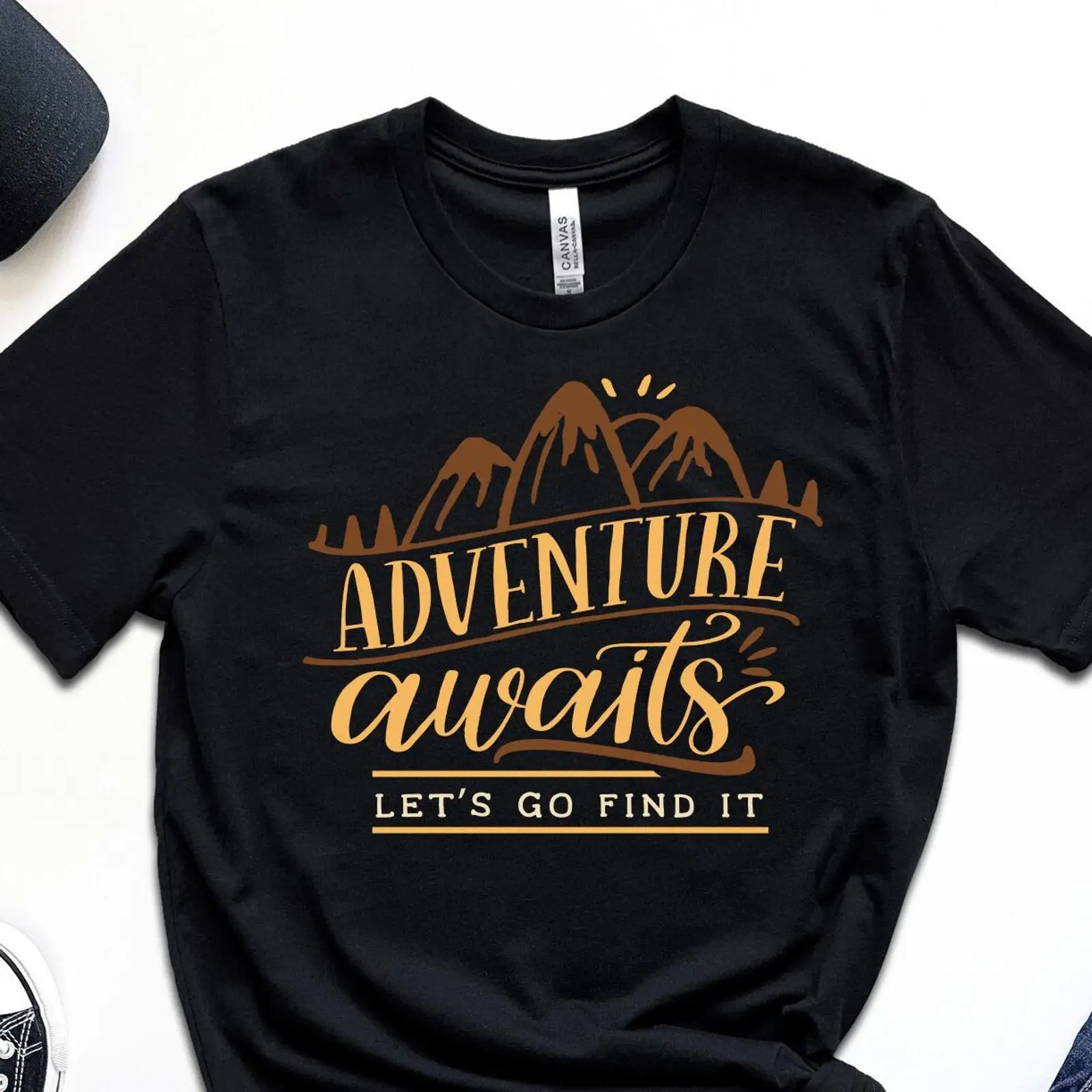 Outdoor Adventure Vacations For Families - Camiseta Adventure Awaits Mountain para senderismo,